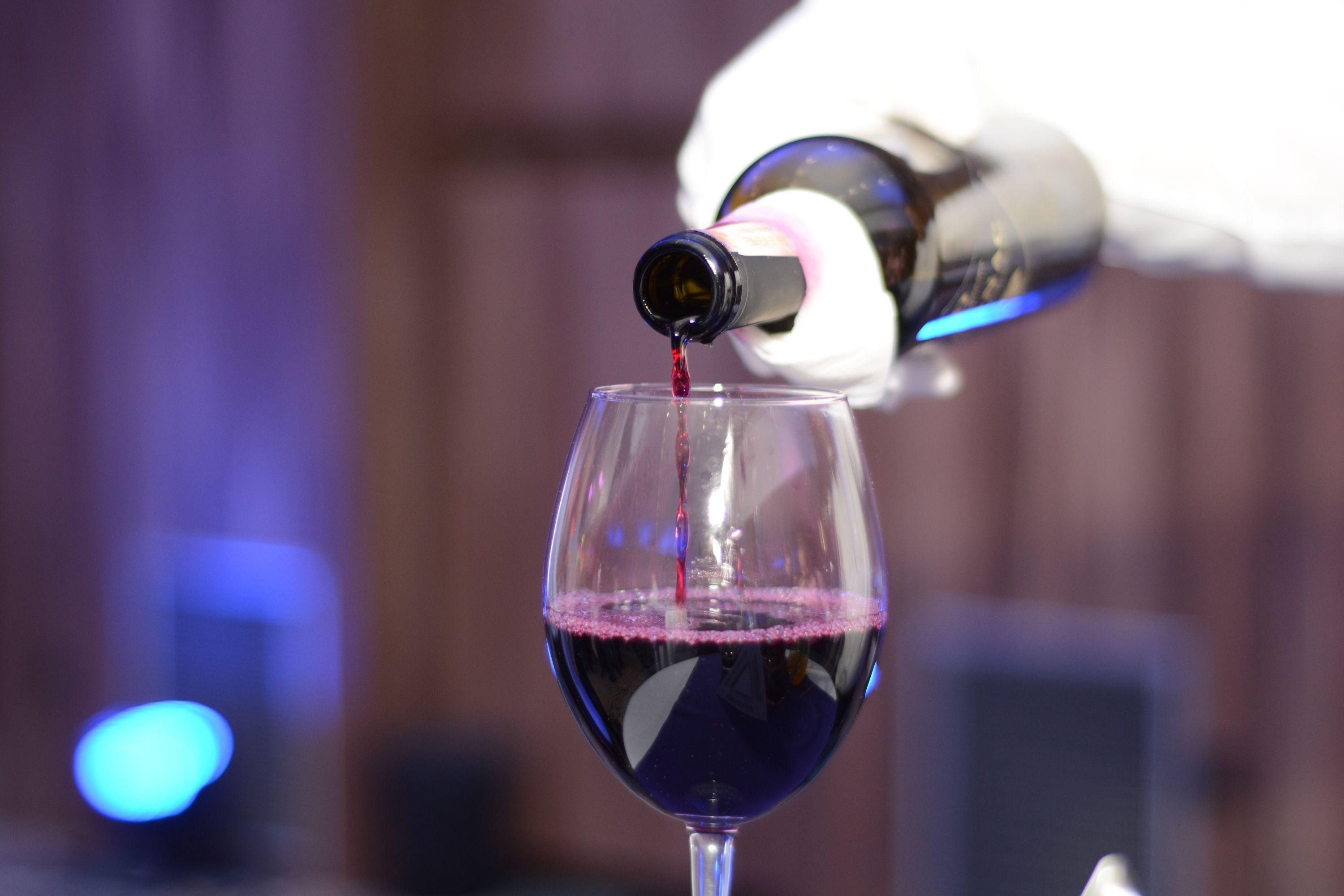 Hotel Hills Sarajevo Congress & Thermal Spa Resort Ilidža Exterior foto Wine being poured